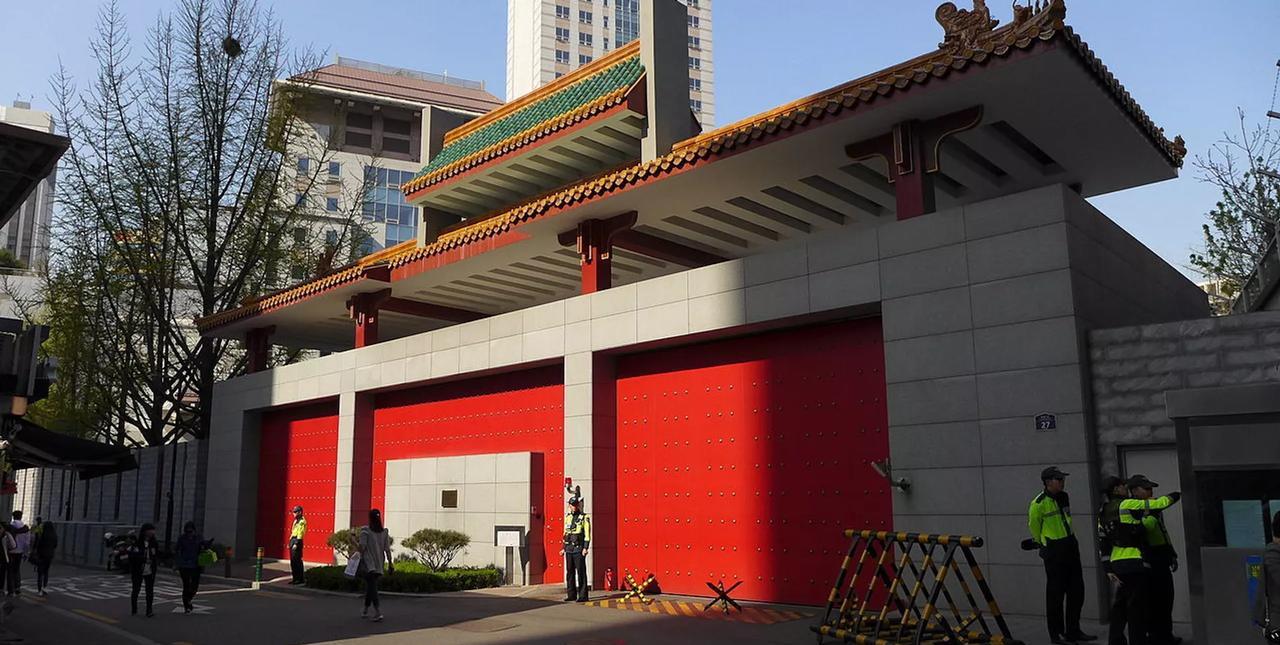据韩联社援引外交消息人士报道，中国驻首尔大使馆已向韩国外交部致函，要求加强对中国