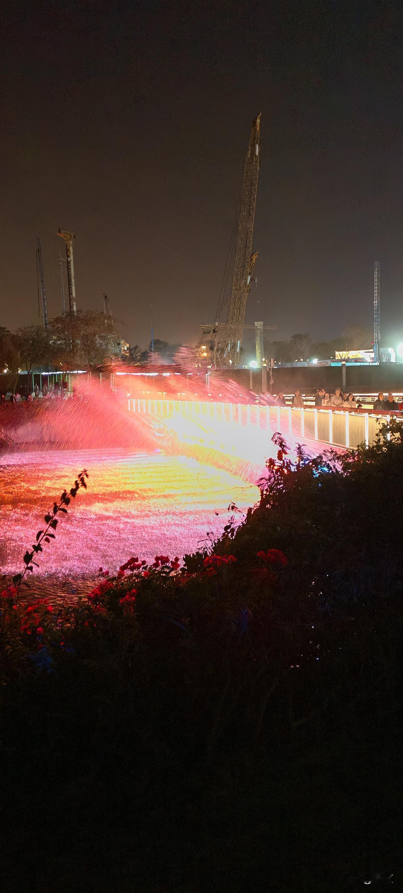 一位52岁女子说她无儿无女，结婚离了。她谈她见到又痞又帅的男人就走不动，就想给拽