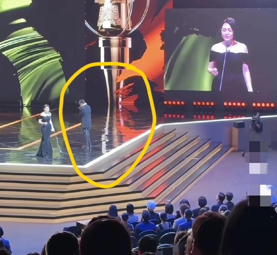 金钟奖一段未播出的现场画面近日曝光，让无数网友破防！当小S在舞台上动情演唱和姐姐