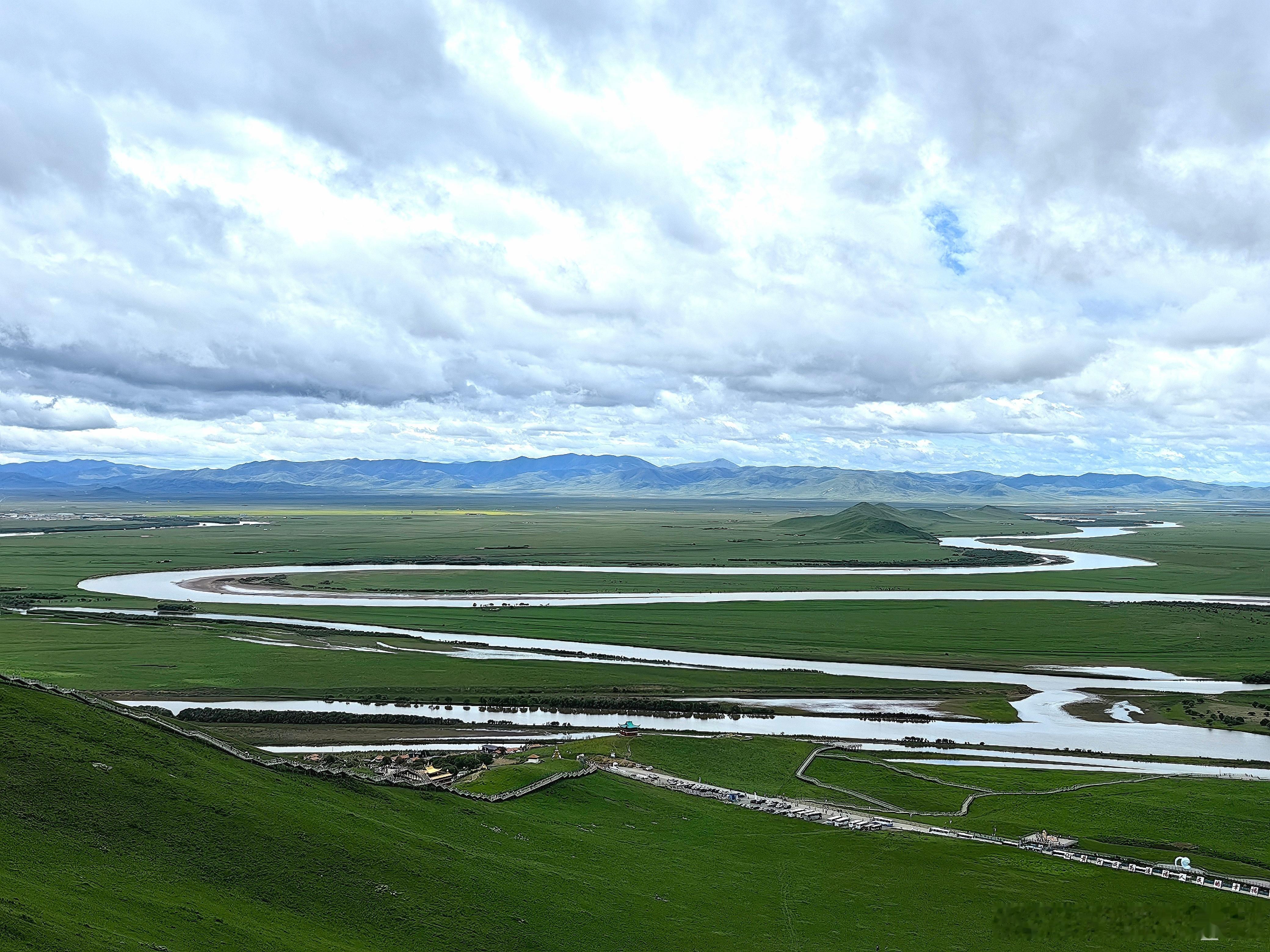 山岗起伏，河谷纵横，草甸与湿地交错，这便是黄河九曲奇观的若尔盖。从地理学角度看，