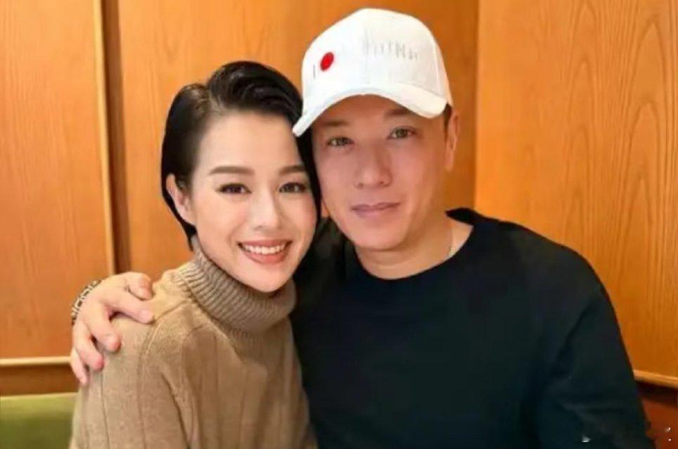 胡杏儿强调与老公关系不变胡杏儿回应老公揽女事件胡杏儿昨日现身澳门出席活动，并首开