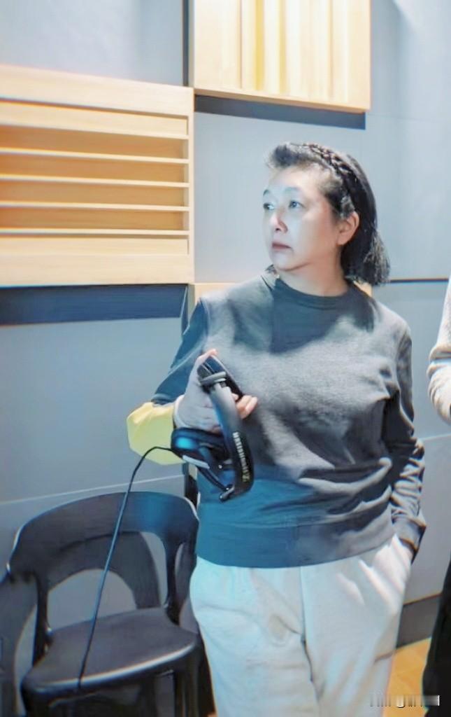 58岁江珊真的老了，头发白了很多，出现了发腮和双下巴，眼袋有些明显，身材也比年轻