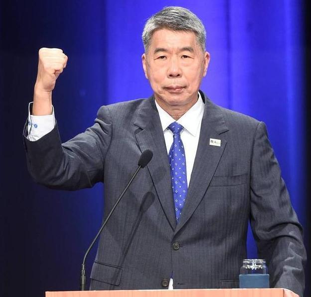 张亚中退了！这一退，退出了政治智慧张亚中宣布退出把舞台让给郑丽文，这