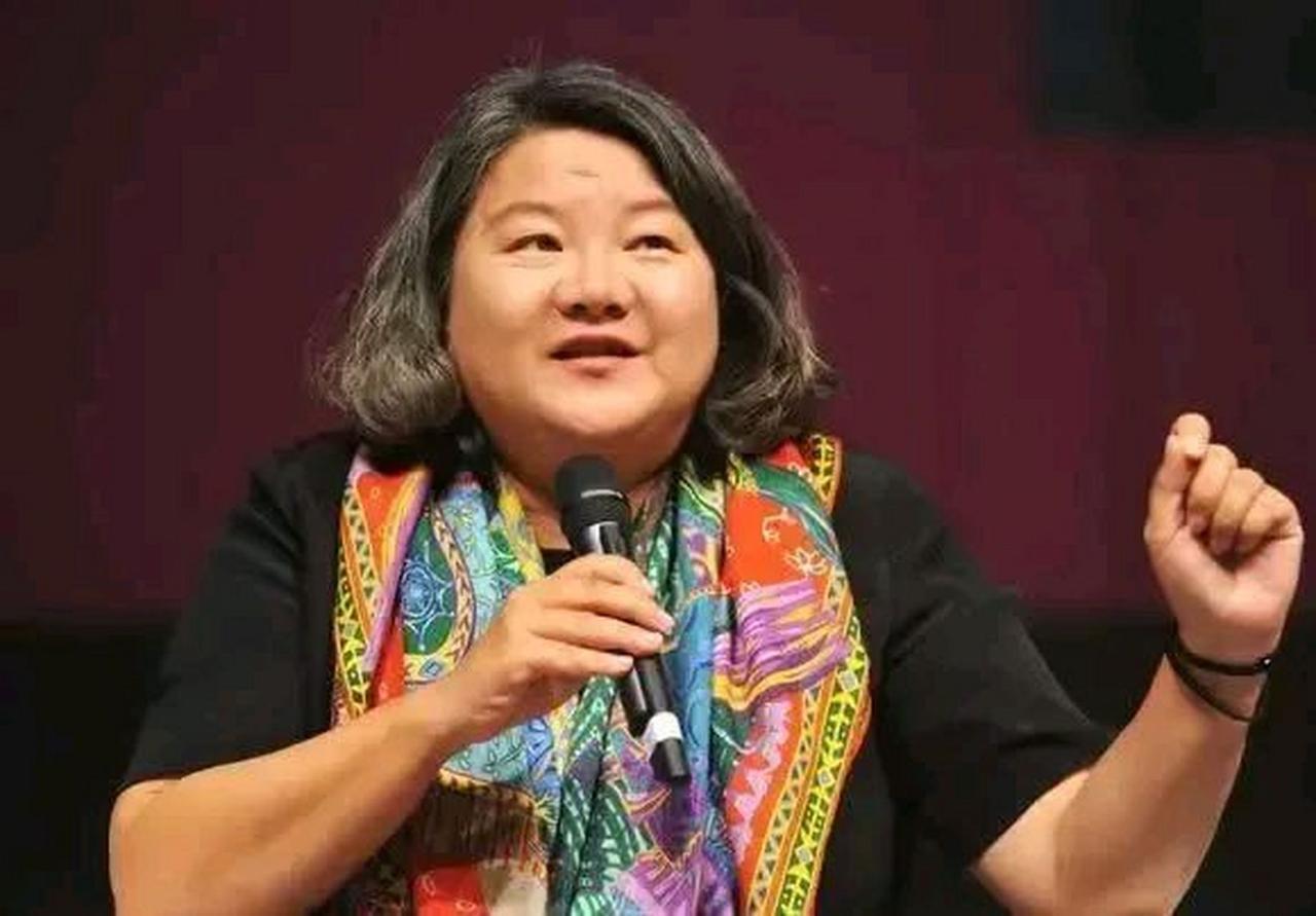 有些父母特意折腾跑到国外生孩子，就为了给刚出生的婴儿抢上一本外国护照，可刚拿到护