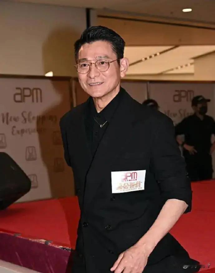 哪来的底气？他淡定回应大佬爆料感情生活，每个演员都如此。近日，刘德华现身《猎金