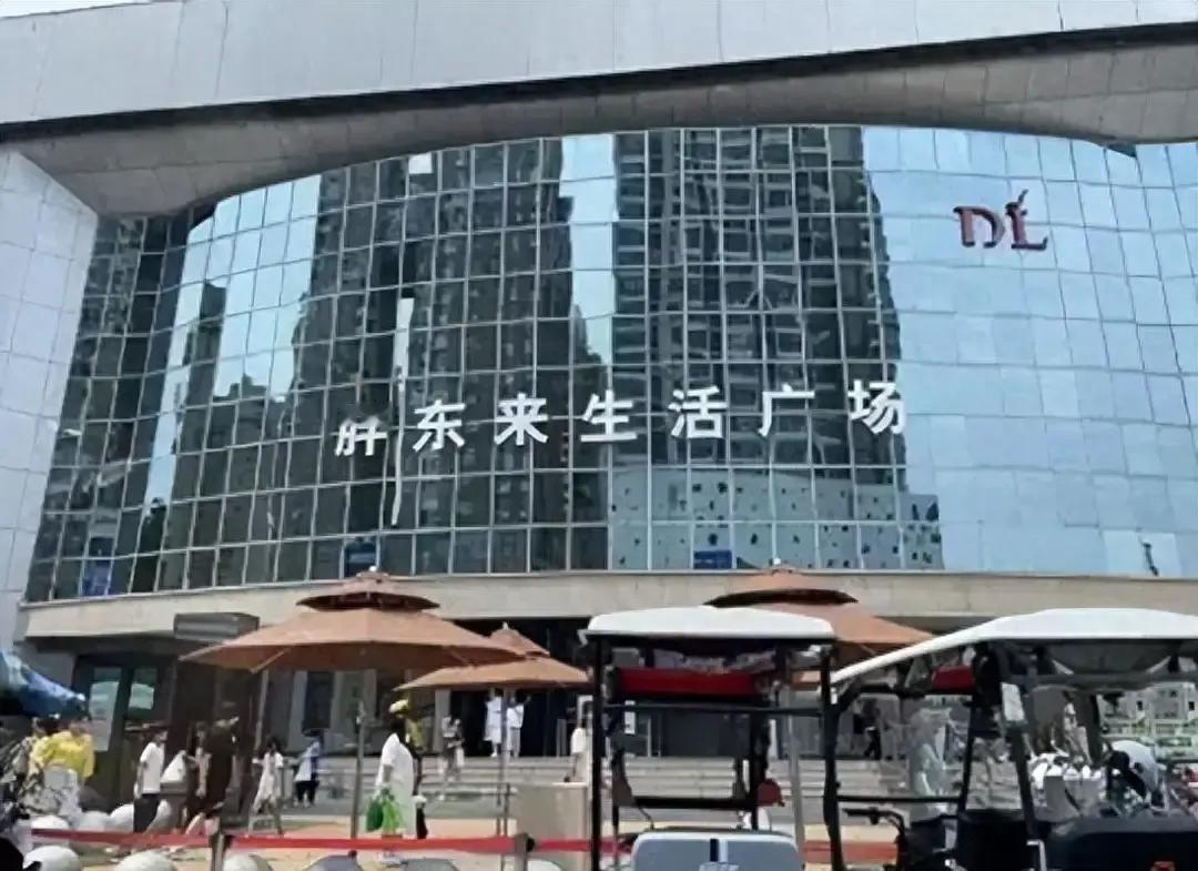 我估计，闹着涨房租的这几家，能被其他的那些房东数落死！胖东来生活广场店的房东，