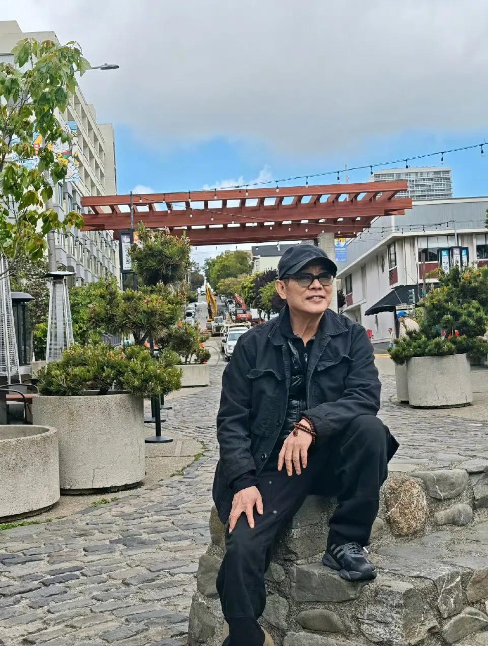 李连杰，终于活成了我们的模样。不是晒宠物，就是忆往昔，还有秀自己的照片。不过