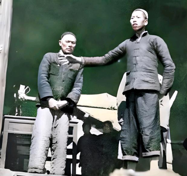 1947年，一个地主，半夜摸进柴房，对着一个被捆着的地下党，不说废话，匕首“噌”