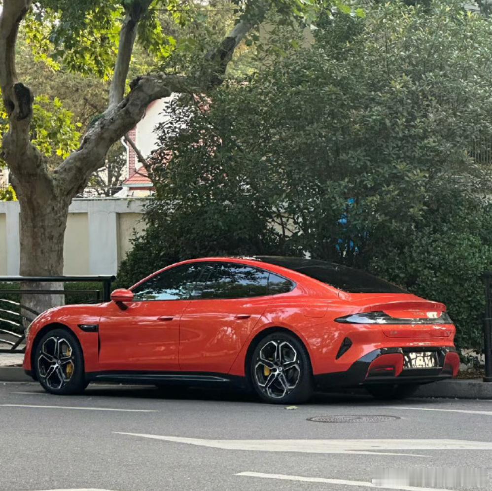 雷军称小米汽车熔岩橙配色敢买的人太少买不到熔岩橙，可以选择改色大v聊车