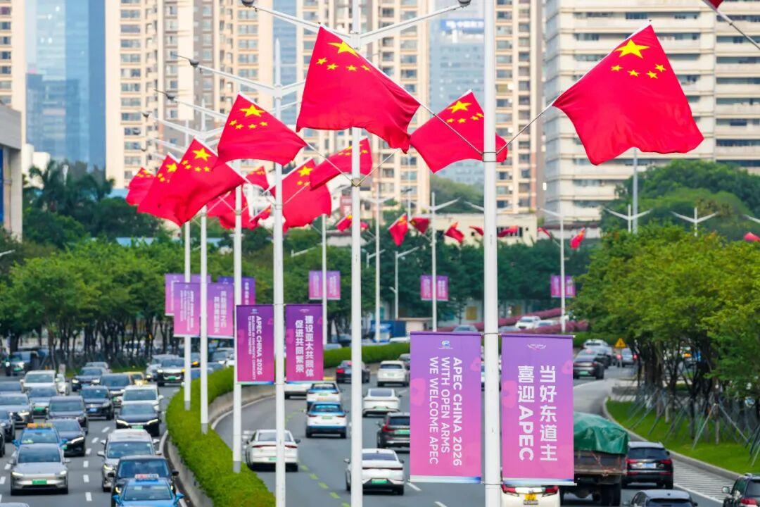 欣赏一下APEC之城深圳福田中心区的景观（图片来自于幸福福田）。再过一个多月时间