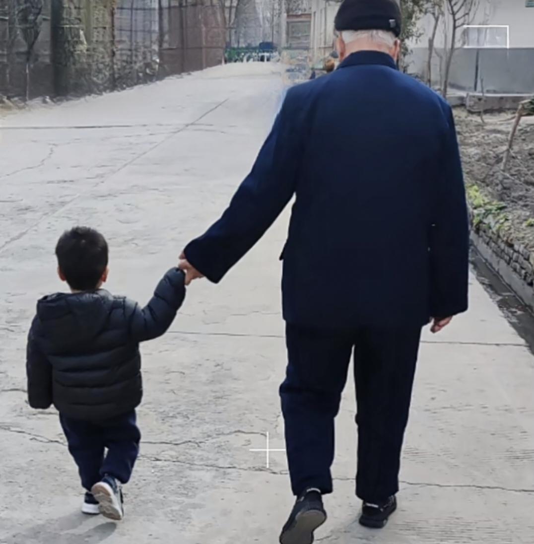 阜新一位父亲：每月帮儿子还房贷，却不敢去看两岁的孙子在阜新，有这么一位父亲，