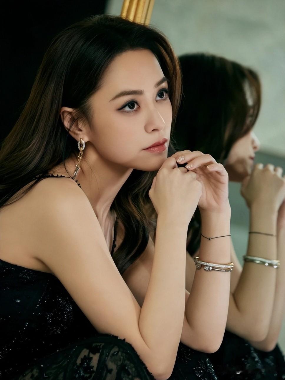 皇甫圣华我好奇去查了一下真是不查不知道,一查才知道皇甫圣华,上海人,今年3