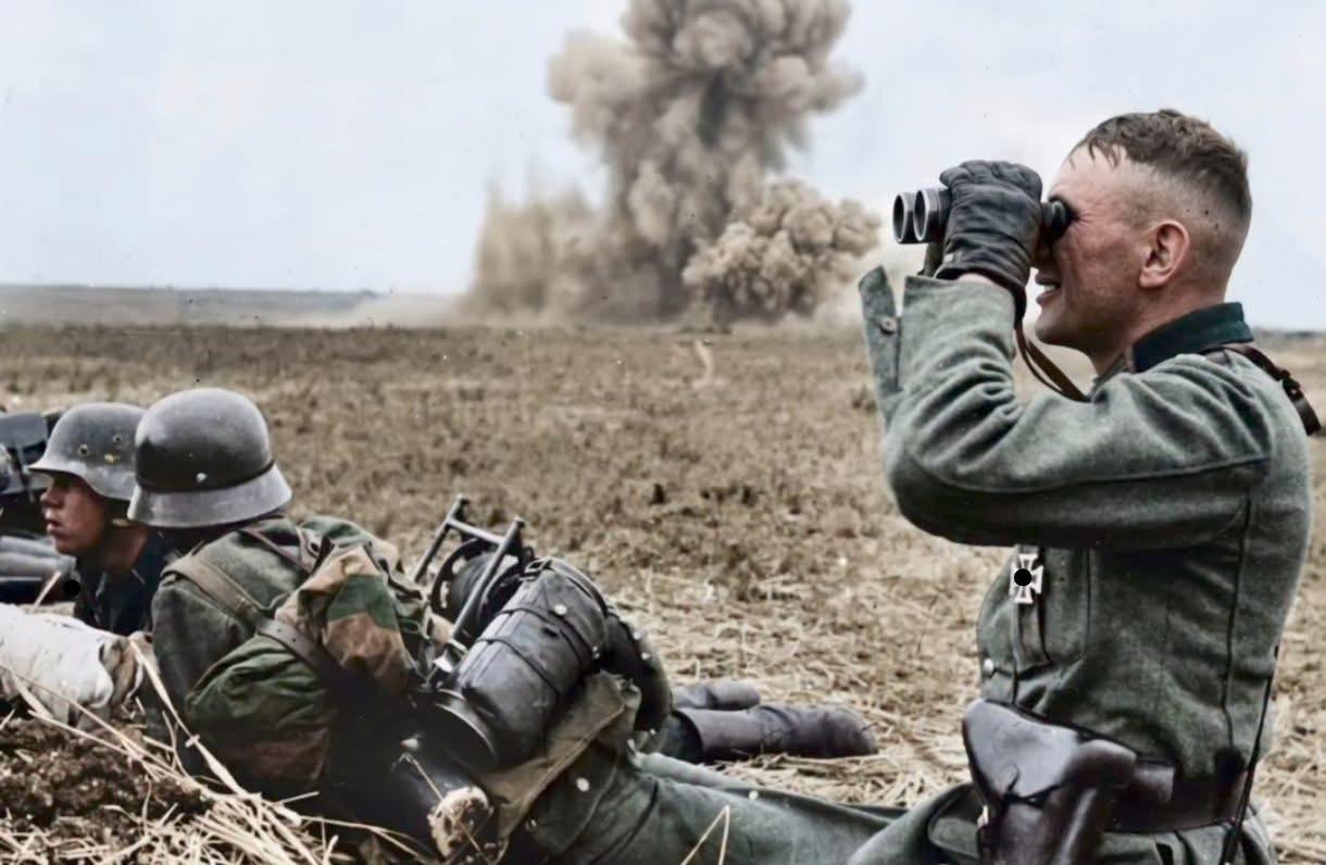 1943年，库尔斯克会战期间，正在作战的德军！前面匍匐的士兵背着的是通信电缆？那