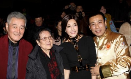 2008年，在谢晋导演的葬礼上，刘晓庆悄悄把一大袋现金塞给谢晋的妻子徐大雯，徐大