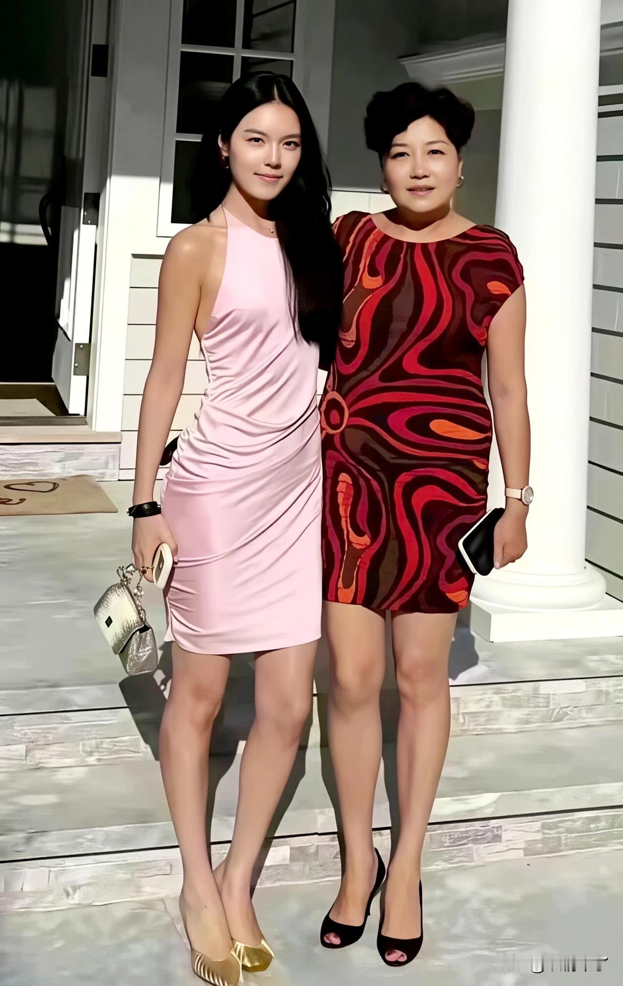 哈文与女儿法图麦于自家别墅前合影。法图麦身高已经一米七有余，外形高挑靓丽。看得