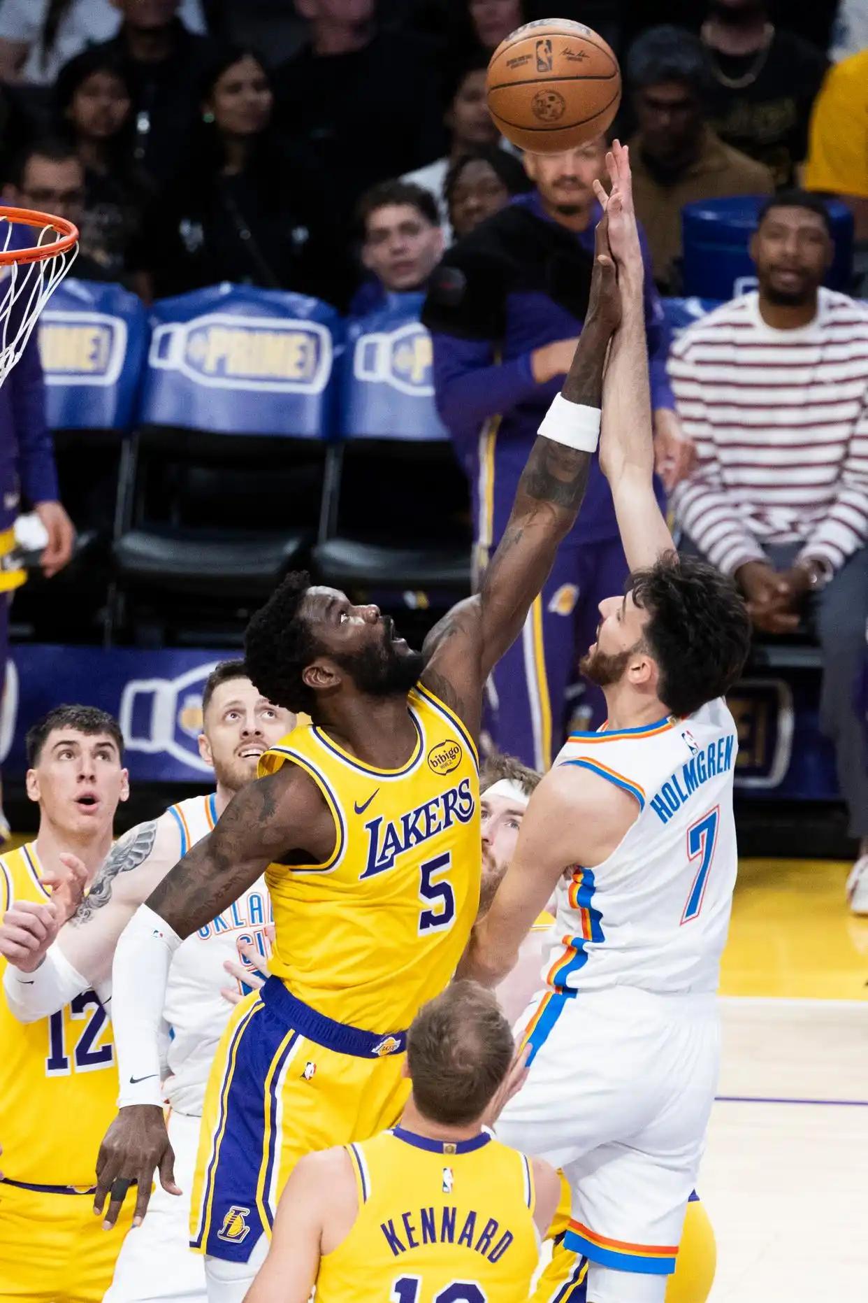 湖人喜从天降啊。只要掘金队在主场输球，同时湖人队拿下太阳队，湖人就能直接升到西部