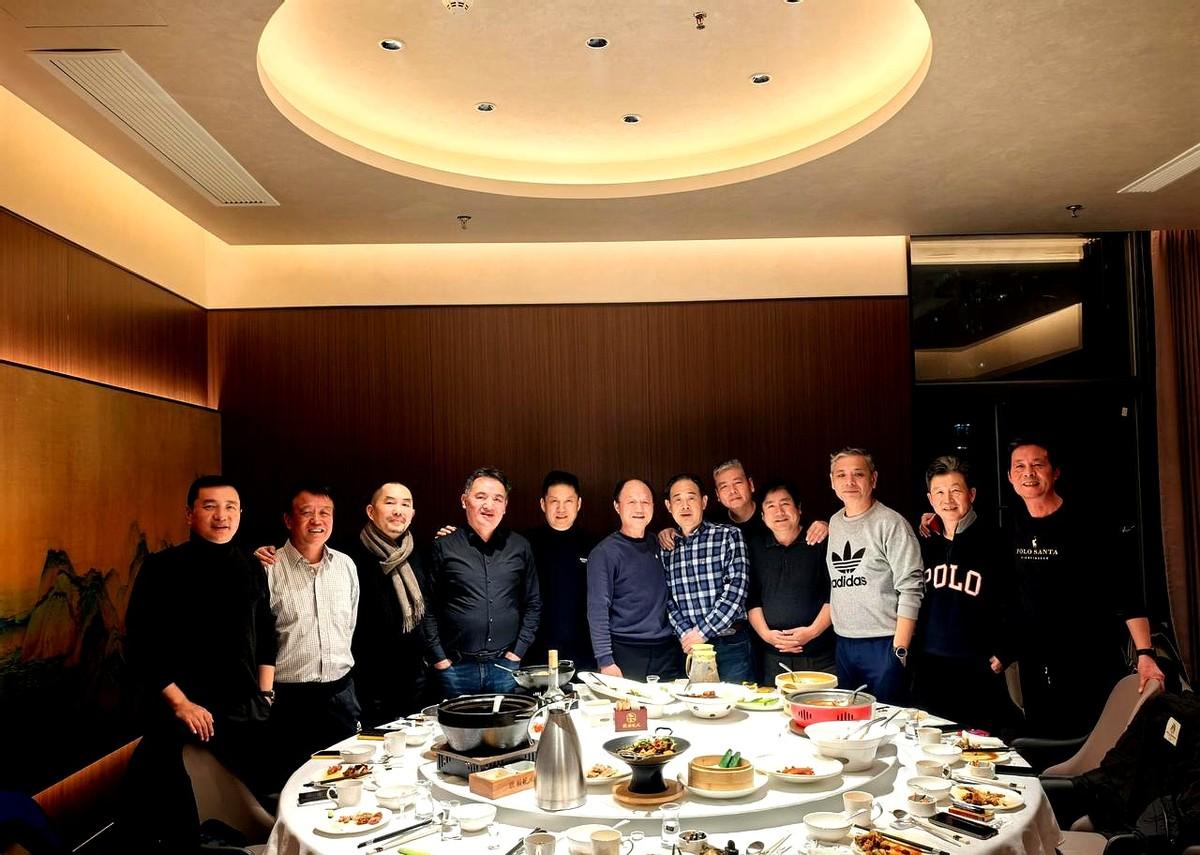 入伍40年战友聚会，我是连职干部转业下海。他们都是干到师级退休，现在既是中国音