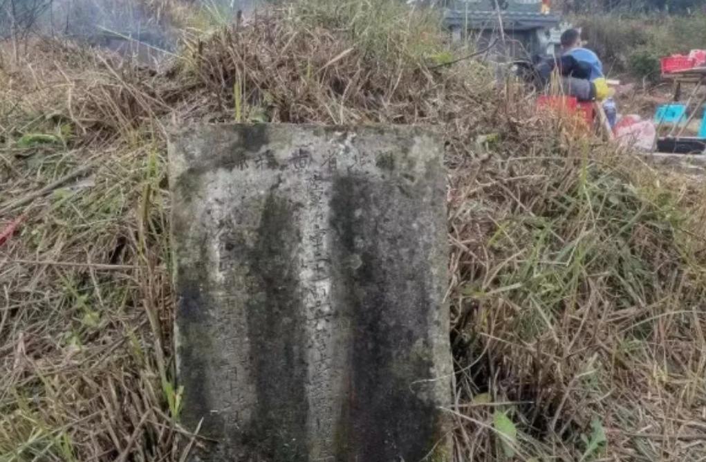 贵州女子给母亲扫完墓，她发现旁边还有一座长满杂草的墓，好奇之下扒开杂草，没想到，