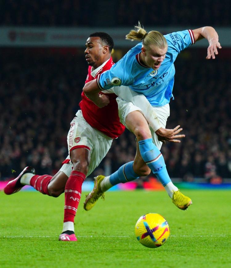 阿森纳输给曼城，枪迷别说什么联赛杯不重要，破荒的冠军哪有不重要的？这场就是踢的臭