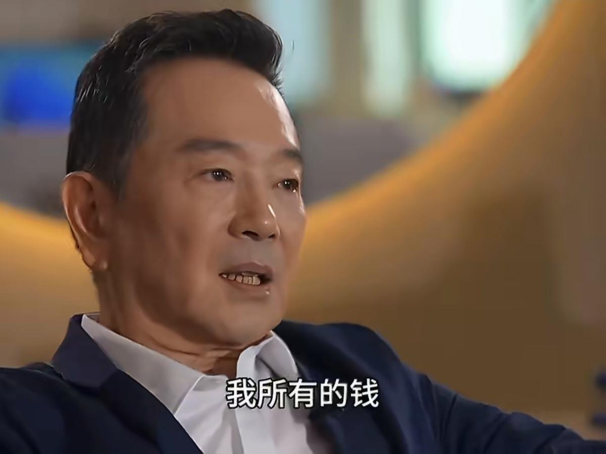 演员张晨光在访谈中感叹女人生孩子不容易，称自己结婚30年所有的钱和房子都在太太名