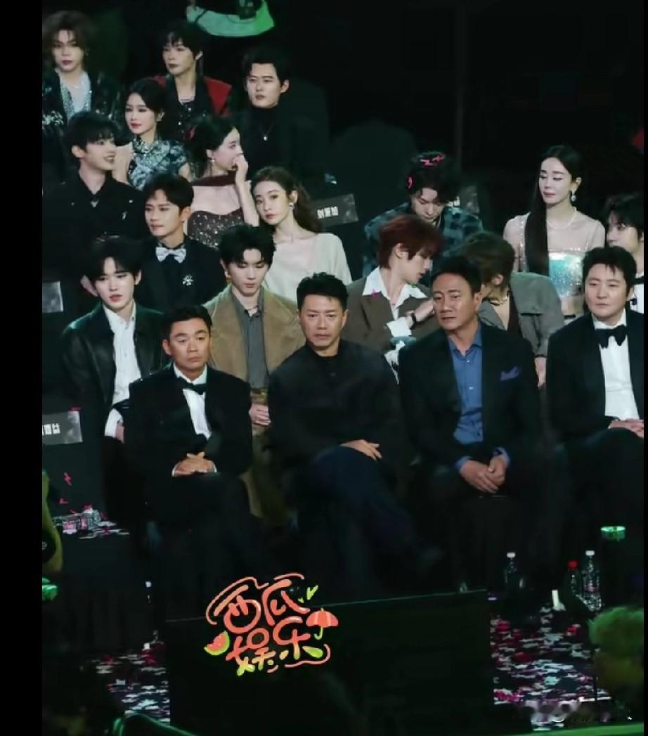 星光大赏！前面第一排的男演员个个肤色健康，还都是实力派、有辨识度！后面的个个脸色