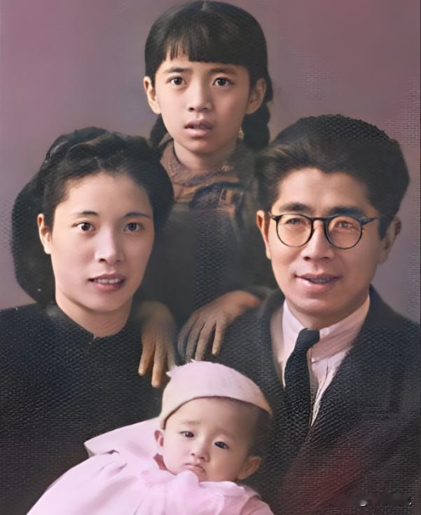 1945年，陈芝秀抛弃敦煌大师常书鸿和年幼的子女，和下属私奔。19年后，她衣衫褴