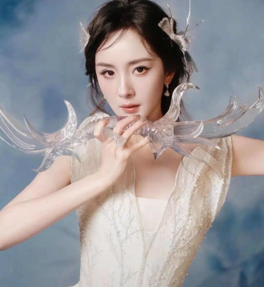 大家有没有觉得，杨幂最近有点不太对劲，明明今年都已经39岁了，样貌身材还都保持的