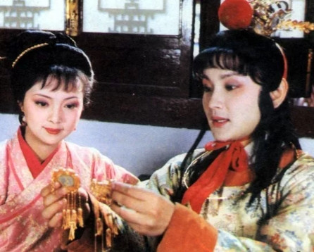 在一次节目中，欧阳奋强透露：当年他在《红楼梦》剧组曾暗恋一个女演员，她太漂亮了，