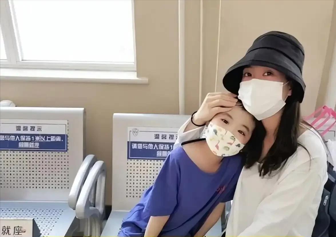 广东一小女孩7岁时母亲改嫁，和父亲相依为命。哪料，2年后小女孩确诊白血病，如果不
