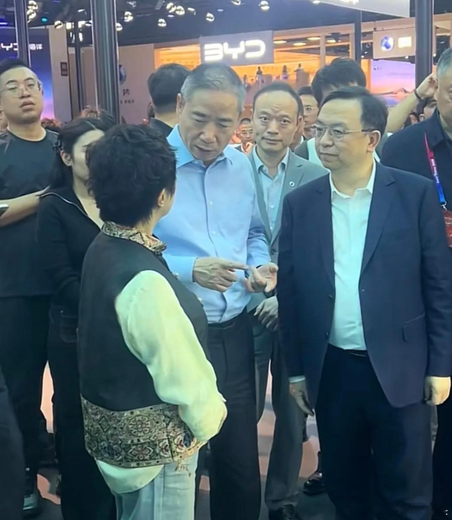 gxb领导在比亚迪展台参观，随后又参观了方程豹的展台。