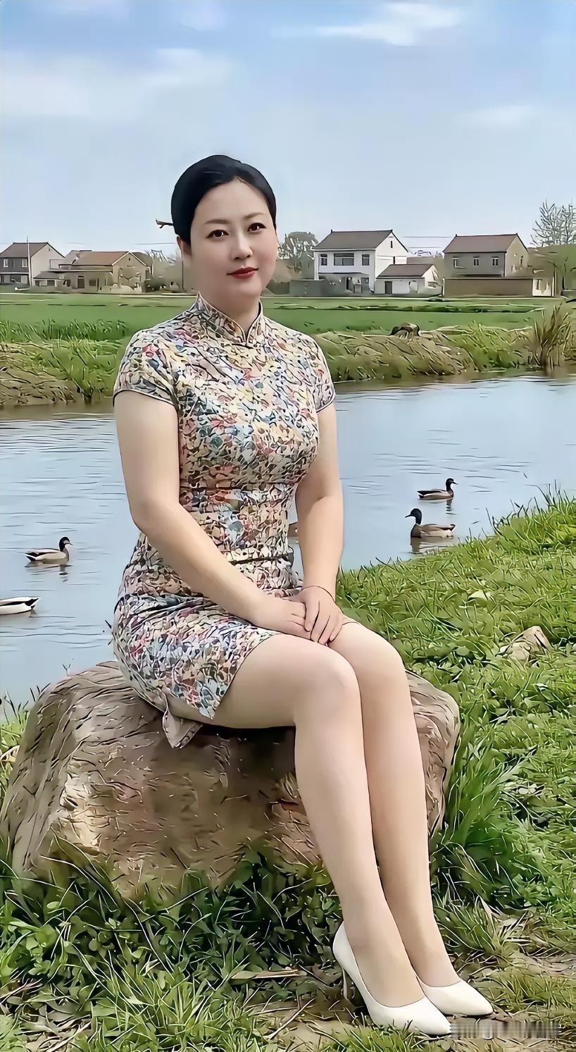 旗袍曳彩，鸭戏春水，乡野静美。