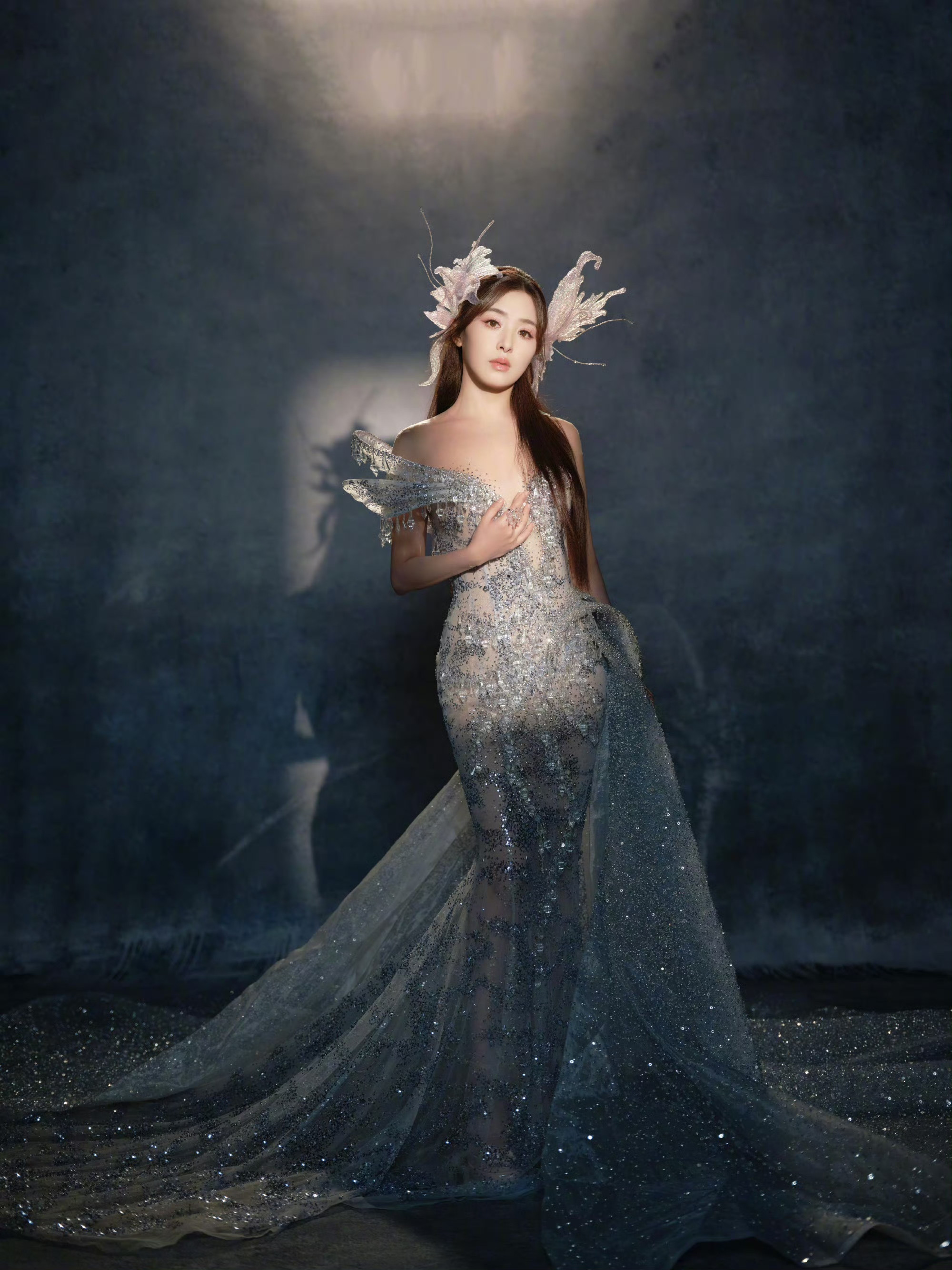 梦幻仙境中的优雅女神，闪闪发光的礼服和头饰，宛如童话故事中的公主。张含韵！！！