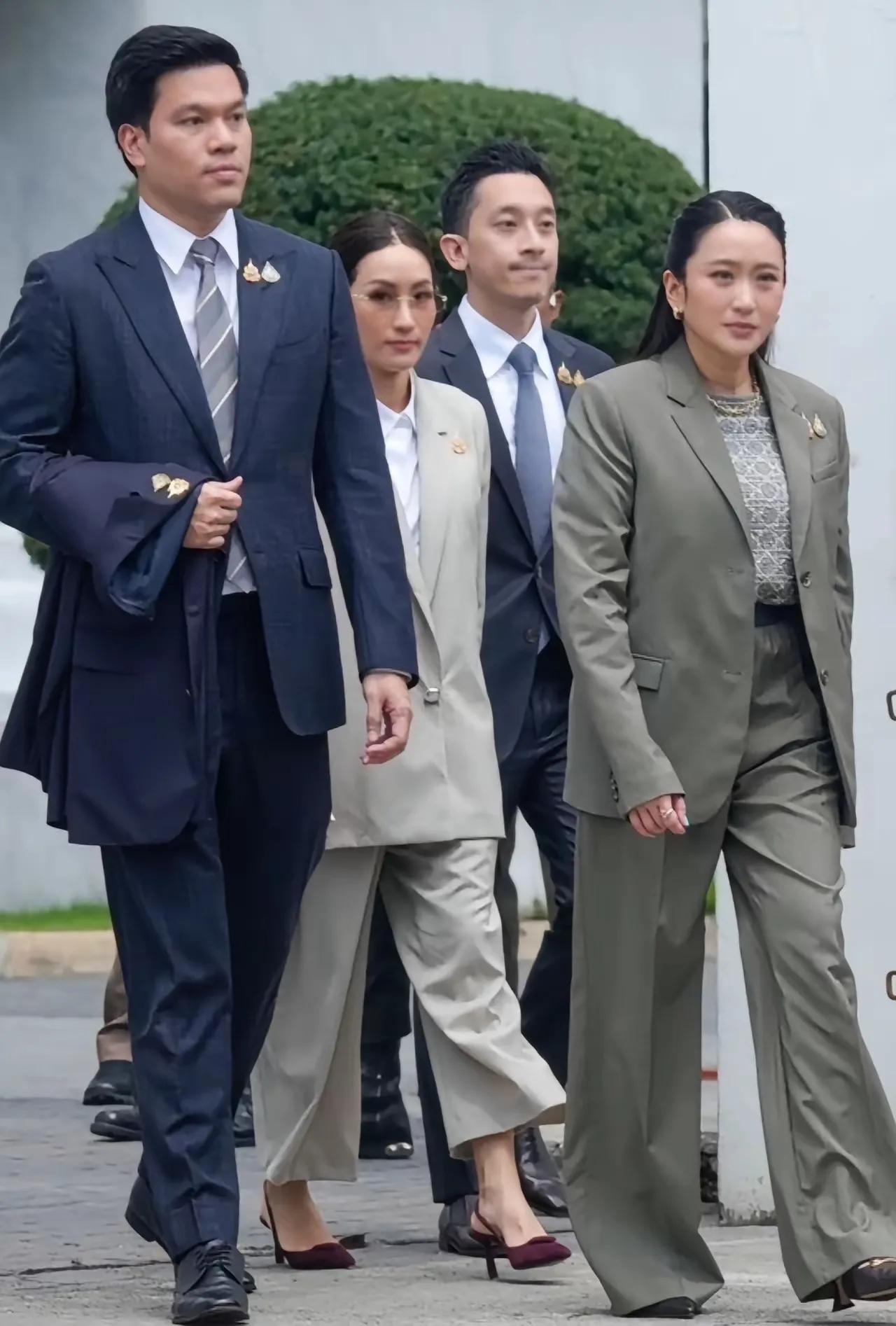 他信被判监禁一年，两个女儿佩通坦和萍通塔都来陪他信，并和他信告别。但是他信的儿子