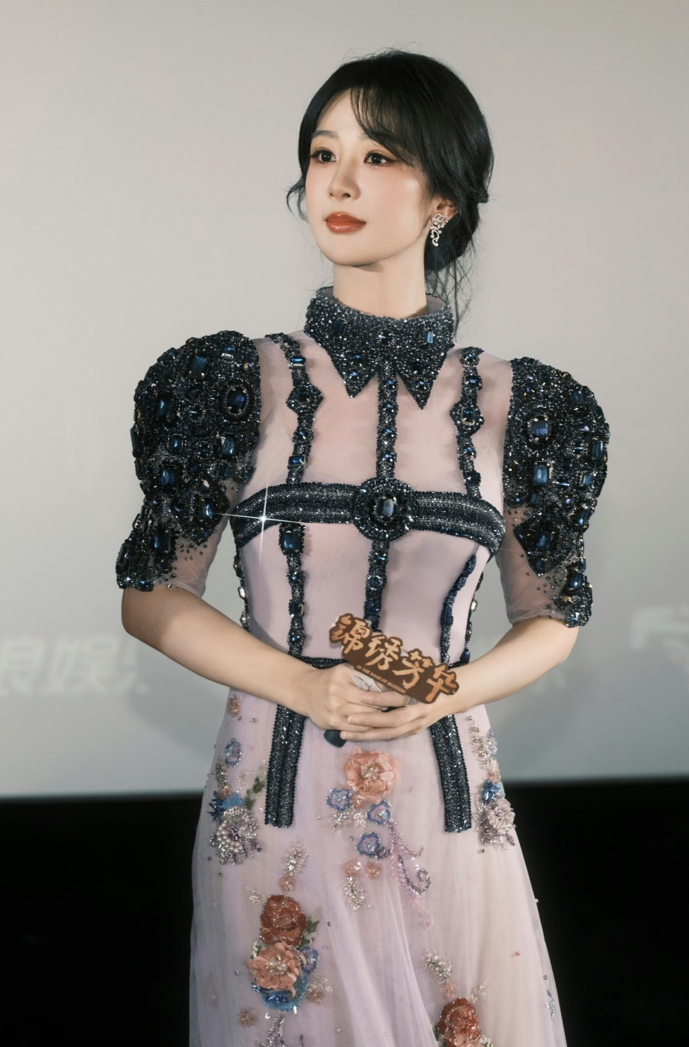 没背景的卢昱晓被资本疯抢，也让我看懂：娱乐圈长红靠的不是靠山，而是能让资本稳赚的