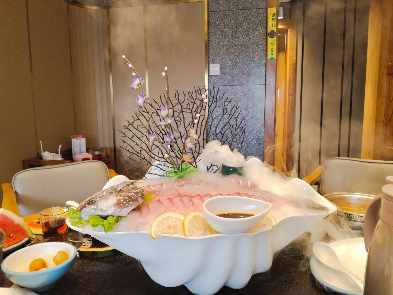 一位家长说，孩子成绩总是前三，可是得到的奖状都是不疼不痒的，从来没得到过三好学生