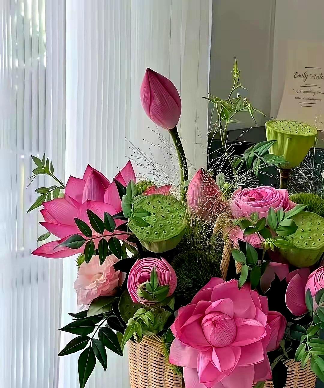 28万的彩礼，只给亲妈留了2万，剩下26万死死攥在手里。这姑娘在村里被骂惨了，