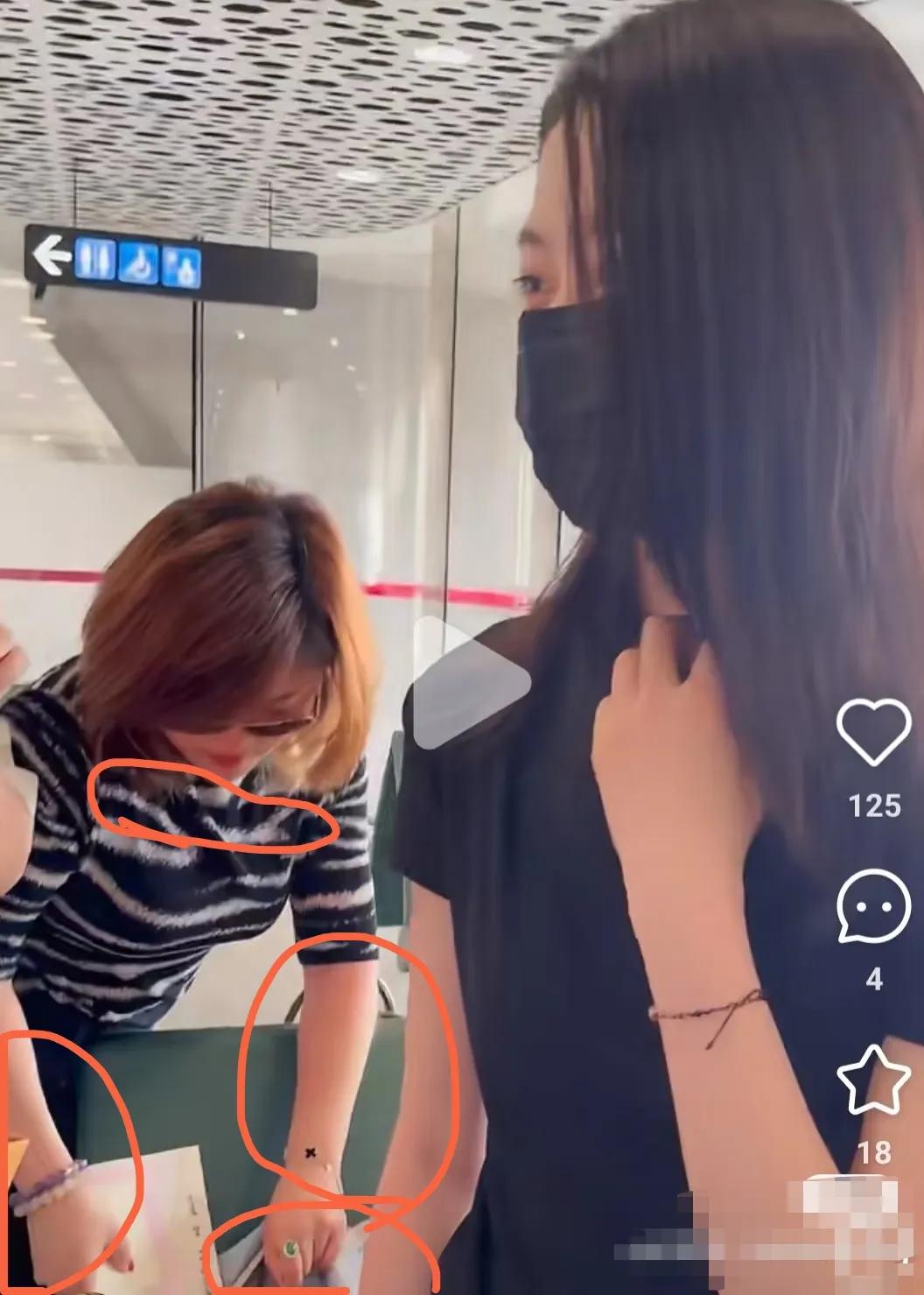 黄杨钿甜妈妈出镜！大美女，很高雅，有气质，真的是珠光宝气。两个手腕上都有珠宝首