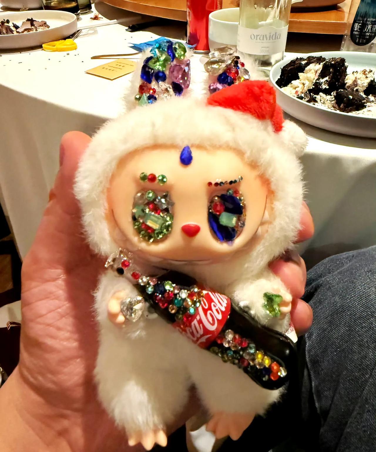 于正的Labubu不得了啊！这钻镶得那真是让人意外！这妥妥的暴发户！这老年
