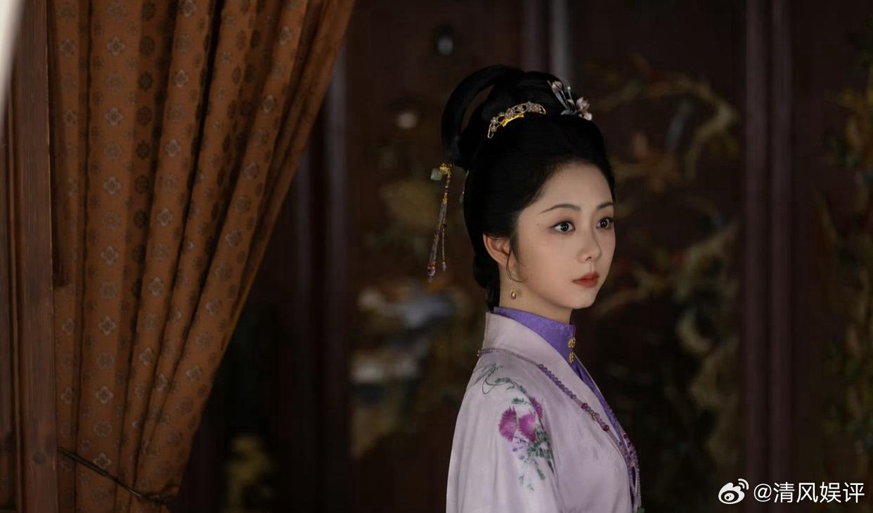 1.周冬雨这个人精明得很，知道综艺节目扑了就不花钱买营销了，她现在拍戏也没有资源
