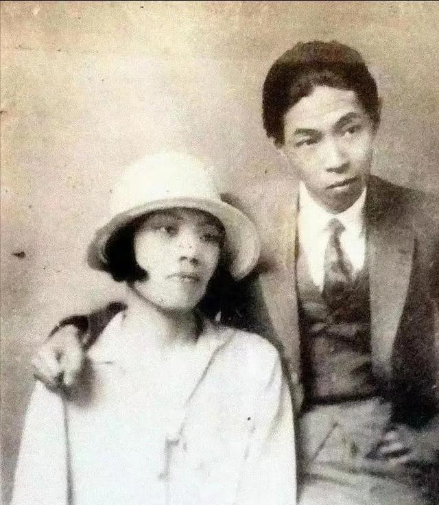 1928年，32岁的茅盾出轨23岁的女学生秦德君，不久秦德君便怀了孕，茅盾为难地