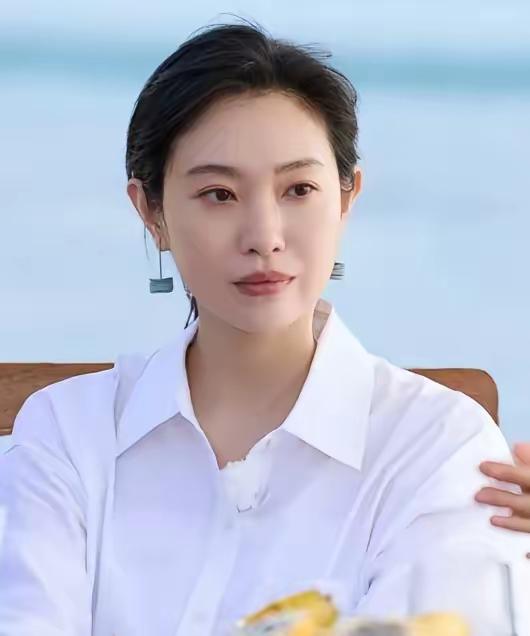 上网查了一下王佳佳果然没猜错你看她的腿线条肌肉都很流畅，一看就是个有过力量训