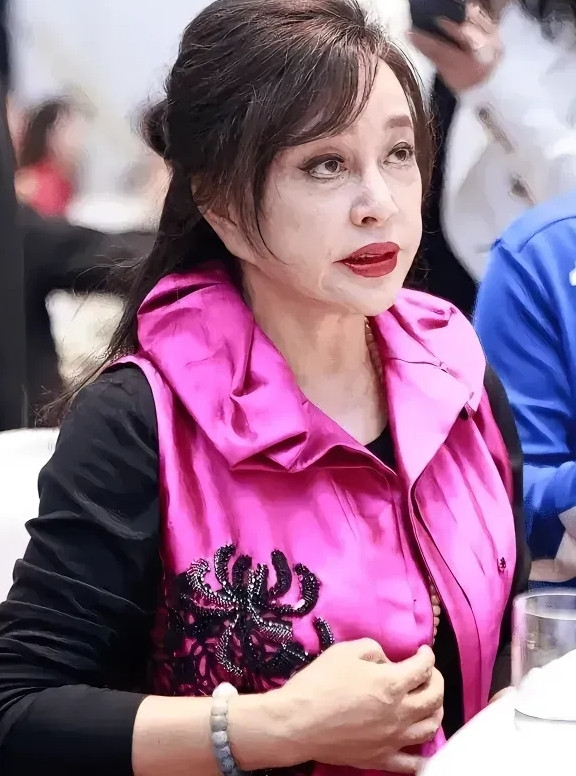 刘晓庆真的是老了，面部很老，但她的身材保养得好，像年轻人。最重要的是她那不服老的