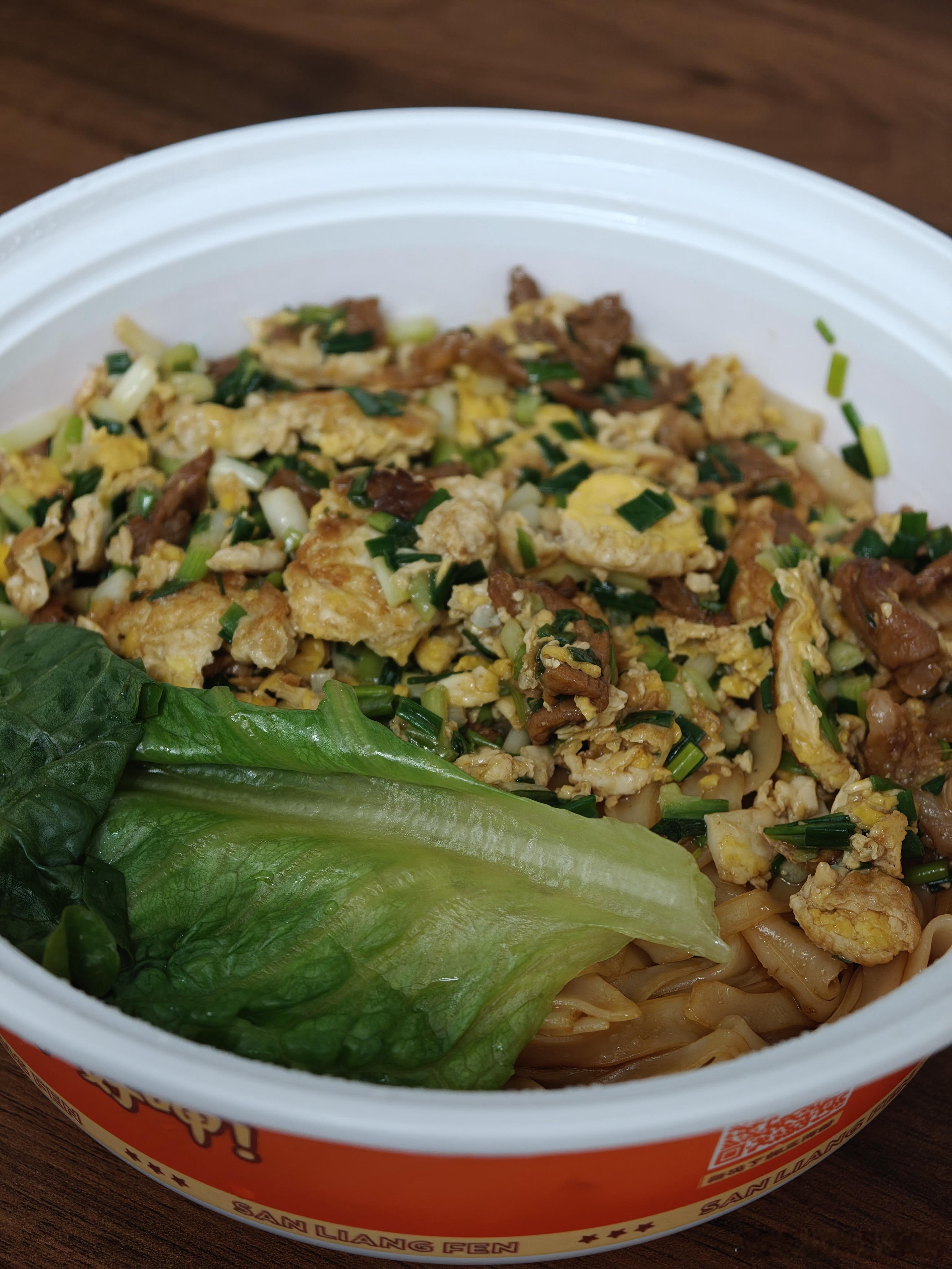 天冷就想嗦粉！点了「三两粉」的鸡蛋炒肉拌粉。吃下来感觉还不错，最惊喜的是粉的口感