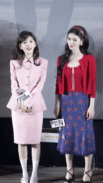 林允和章若楠这站姿都有待改进，章若楠是缩着脖子，林允是穿那么淑女却站的那么爷们，