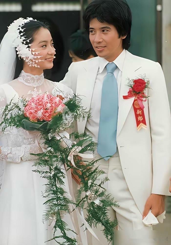 林青霞40岁那件被全网嘲又土又壮的婚纱，居然是香奈儿求着她穿的。这件衣服，是老