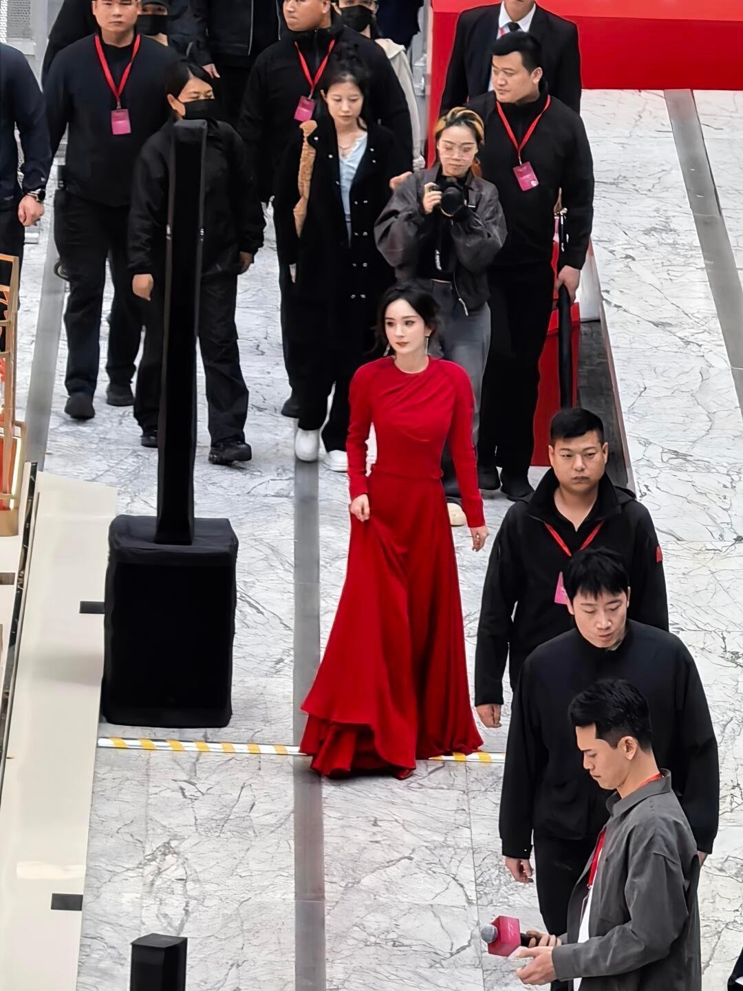 杨幂刘宇宁或演江山大同非官宣不约来看杨幂深圳活动路透超美幂神完完全全是内娱爆剧