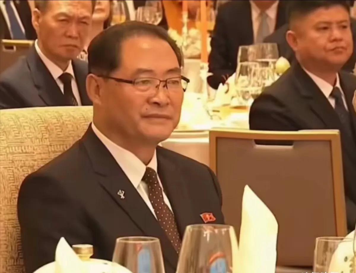朝鲜毫无征兆地动手了！中国招待晚宴上，朝鲜总理强笑着举杯，可身边的人全是一副如临