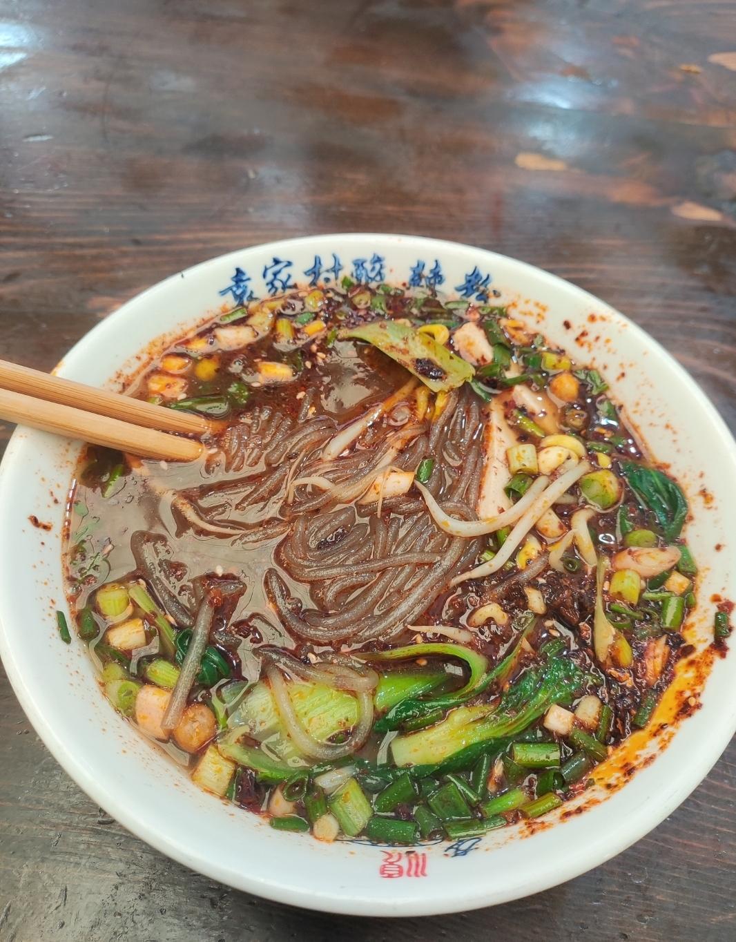 礼泉烟霞镇的袁家村，里面最好吃的美食小吃应该是手工酸辣粉，不接受反驳！每次去袁