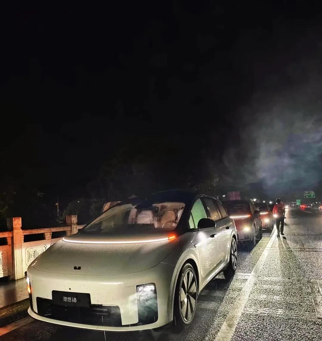 希望您没有被这台雨夜的理想i8帅到！理想简直把日间行车灯玩出了花。8月
