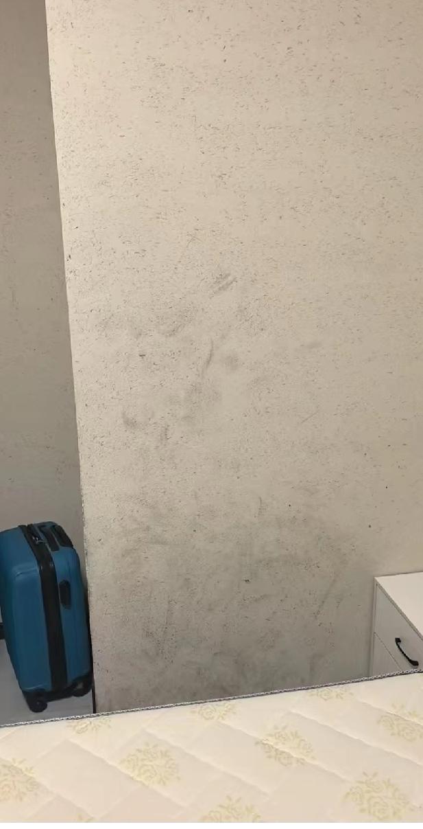 退房时发现墙面有脚印，房东以此为由要扣1500押金，实在不想白白被扣钱，急求清理